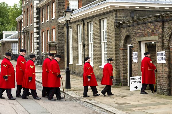 Пенсионеры Королевского госпиталя в Челси идут на избирательный участок чтобы проголосовать на референдуме по сохранению членства Великобритании в Европейском Союзе