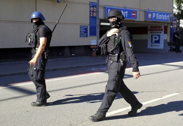 Полицейские у здания кинотеатра в немецком Фирнхайме, в котором произошла стрельба