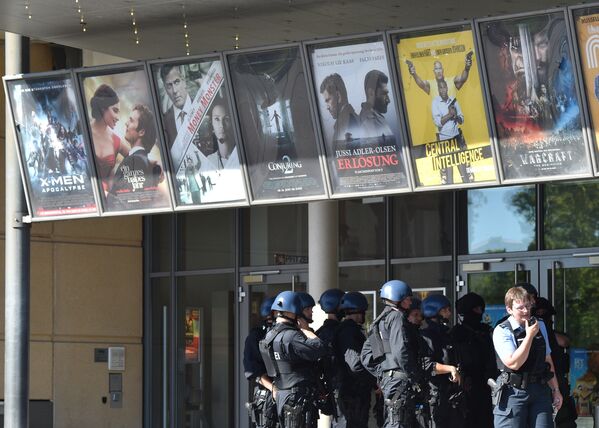 Сотрудники полиции перед входом в кинотеатр в Фирнхайме на юге Германии