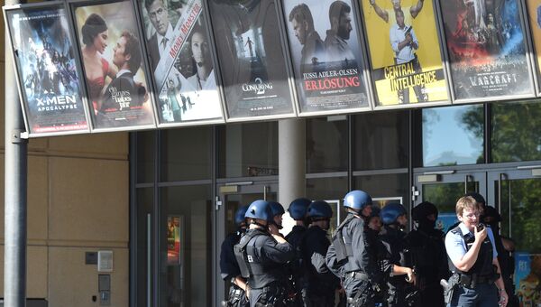 Сотрудники полиции перед входом в кинотеатр в Фирнхайме на юге Германии