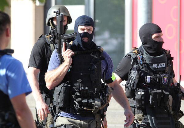 Полицейские у здания кинотеатра в немецком Фирнхайме, где произошла стрельба