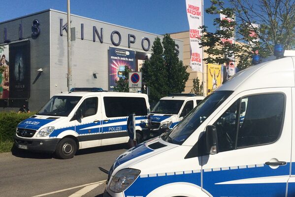 Полицейские автомобили у здания кинотеатра в немецком Фирнхайме, где произошла стрельба