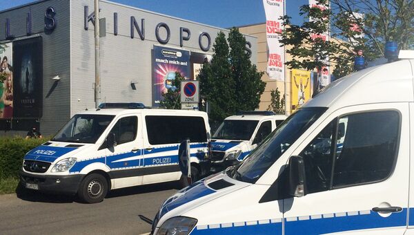 Полицейские автомобили у здания кинотеатра в немецком Фирнхайме, где произошла стрельба