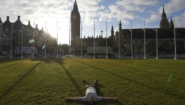Мужчина лежит на Парламентской площади Лондона, Великобритания. 24 июня 2016