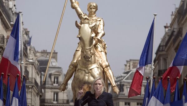 Лидер политической партии Национальный фронт Марин Ле Пен выступает у статуи Жанны д'Арк в Париже, Франция. Архивное фото