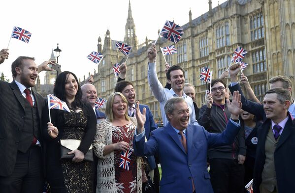 Найджел Фараж со сторонниками после объявления результатов референдума в Британии