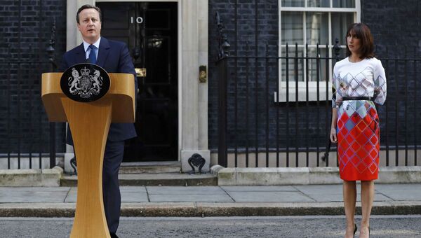 Премьер-министр Великобритании Дэвид Кэмерон и его супруга Саманта во время выступления на Даунинг-стрит в Лондоне после объявления результатов референдума о членстве Британии в ЕС. 24 июня 2016
