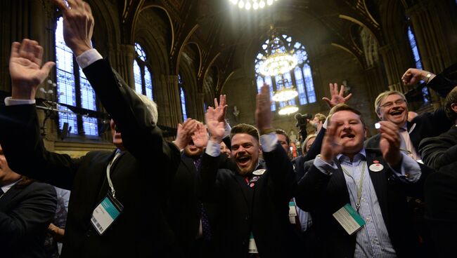Члены Партии независимости Соединённого Королевства (UKIP) после объявления результатов голосов референдума по сохранению членства Великобритании в Европейском Союзе в Манчестере