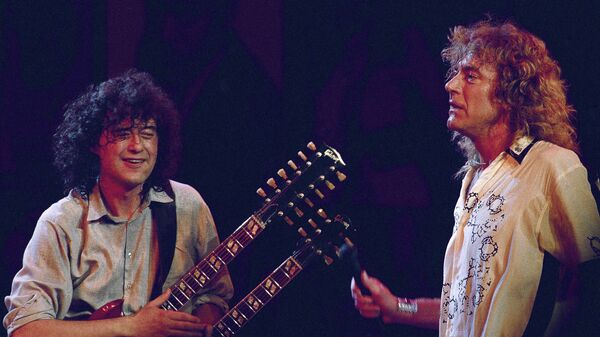 Участники группы Led Zeppelin Джимми Пейдж и Роберт Плант. Архивное фото
