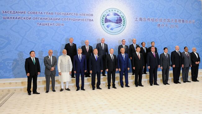 Церемония фотографирования глав государств-членов ШОС, глав государств и правительств стран-наблюдателей в ШОС в Ташкенте