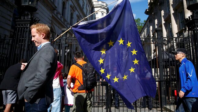 Мужчина с флагом ЕС на улице в Лондоне. Архивное фото