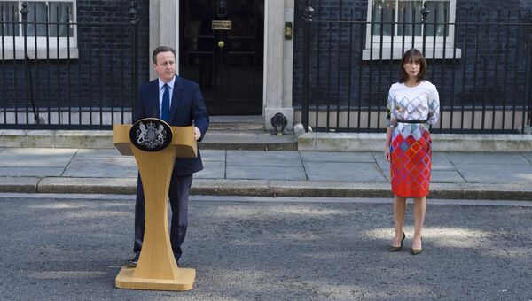 Премьер-министр Великобритании Дэвид Кэмерон и его супруга Саманта во время выступления с заявлением об отставке