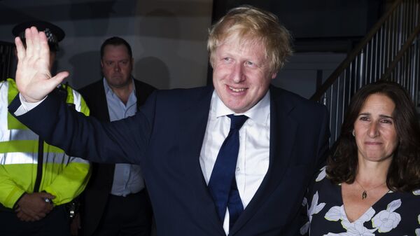 Бывший мэр Лондона Борис Джонсон с супругой Мариной Уилер голосуют на референдуме по вопросу выхода Великобритании из ЕС