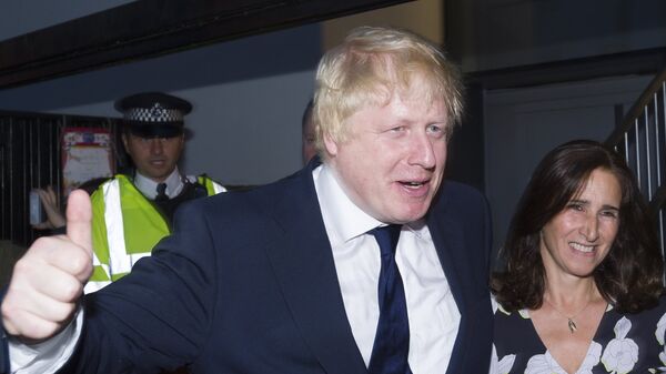 Бывший мэр Лондона Борис Джонсон с супругой Мариной Уилер голосуют на референдуме по вопросу выхода Великобритании из ЕС