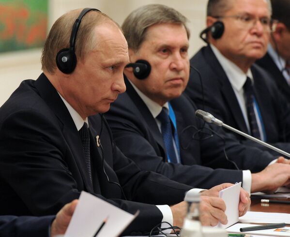 Президент РФ Владимир Путин и помощник президента РФ Юрий Ушаков во время встречи в Ташкенте председателем КНР Си Цзиньпином