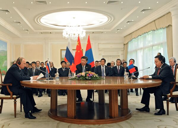 Президент РФ Владимир Путин, председатель КНР Си Цзиньпин и президент Республики Монголия Цахиагийн Элбэгдорж (слева направо) во время встречи в Ташкенте