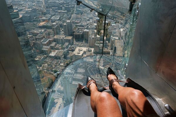 Skyslide на внешней стороне Bank Tower в Лос-Анджелесе, США. Июнь 2016