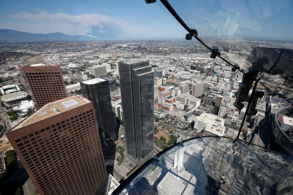 Skyslide на внешней стороне Bank Tower в Лос-Анджелесе, США. Июнь 2016