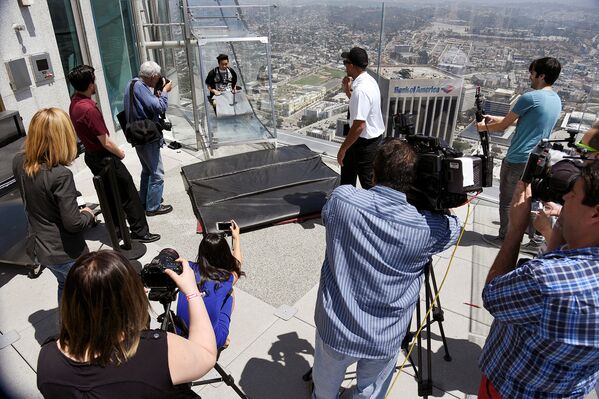 Представитель СМИ во время презентации Skyslide на внешней стороне Bank Tower в Лос-Анджелесе, США. Июнь 2016