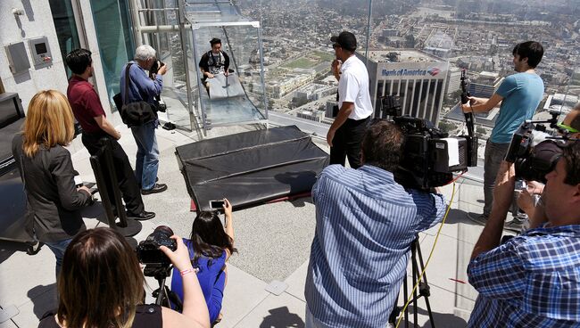 Представитель СМИ во время презентации Skyslide на внешней стороне Bank Tower в Лос-Анджелесе, США. Июнь 2016