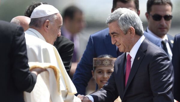 Президент Армении Серж Саргсян встречает папу римского Франциска, прибывшего с визитом в Армению