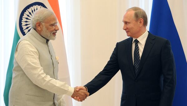Президент РФ Владимир Путин (справа) и премьер-министр Индии Нарендра Моди. Архивное фото