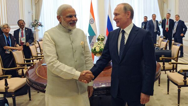Президент РФ Владимир Путин и премьер-министр Индии Нарендра Моди во время встречи в Ташкенте