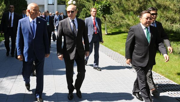 Президент РФ Владимир Путин и президент Узбекистана Ислам Каримов после заседания в Ташкенте Совета глав государств-членов ШОС