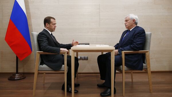 Председатель правительства РФ Дмитрий Медведев и губернатор Санкт-Петербурга Георгий Полтавченко во время встречи в Санкт-Петербурге. 24 июня 2016
