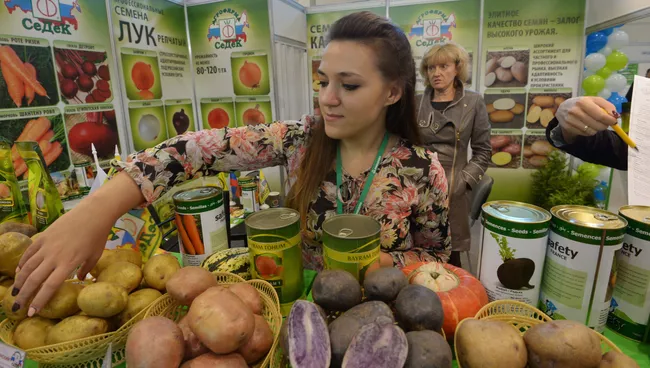 Представители отечественных производителей продуктов агропромышленного комплекса. Архивное фото