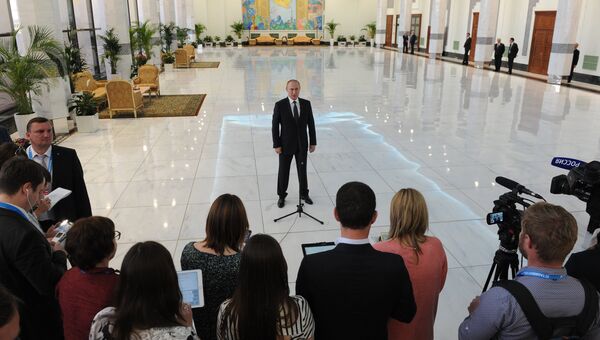 Президент РФ Владимир Путин отвечает на вопросы журналистов по итогам юбилейного, XV, саммита ШОС в Ташкенте