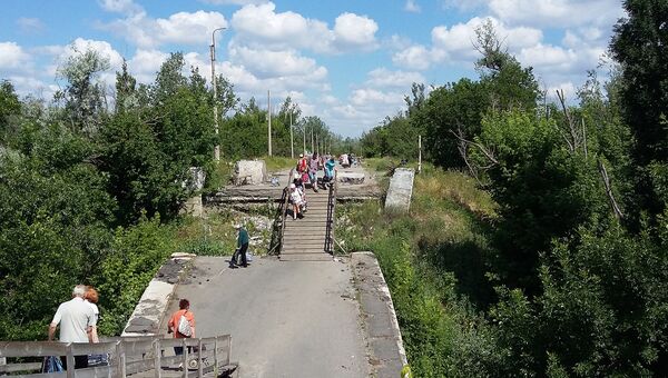 Единственный официальный пункт пропуска между украинской территорией и ЛНР близ Станицы Луганской. Архивное фото