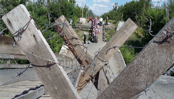 Пункт пропуска между украинской территорией и ЛНР. Архивное фото