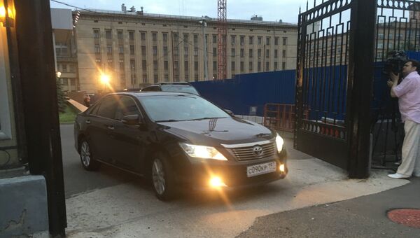 Машина без эмблемы выехала из здания СК, куда ранее был доставлен губернатор Белых