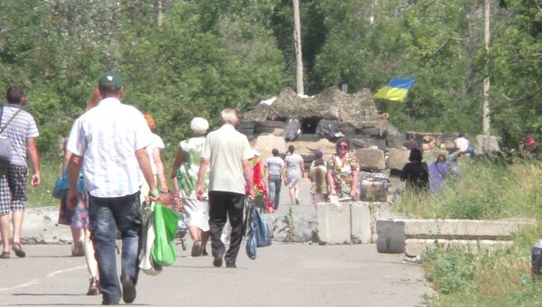 Блокпост украинских силовиков в нейтральной зоне у КПП Станица Луганская. Архивное фото