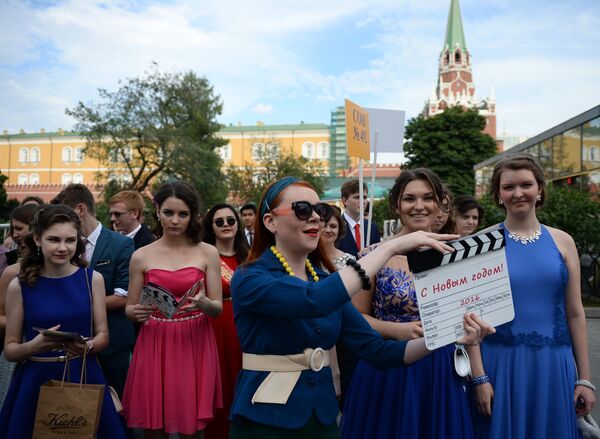 Выпускники московских школ фотографируются неподалеку от Никольской башни Кремля перед началом церемонии вручения VI Всероссийской премии Выпускник-2016