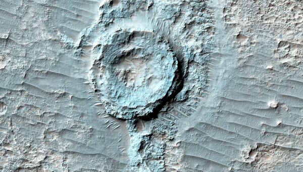 Кратер на Марсе. Архивное фото