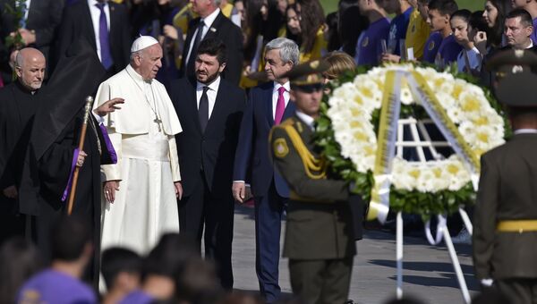 Папа Римский Франциск (второй слева) и президент Армении Серж Саргсян (в центре) во время посещения мемориального комплекса памяти жертв геноцида армян