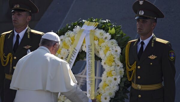 Папа Римский Франциск (второй слева) во время посещения мемориального комплекса памяти жертв геноцида армян