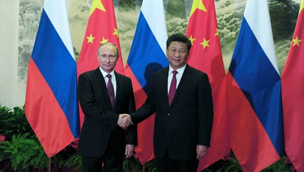 Президент России Владимир Путин (слева) и председатель Китайской Народной Республики (КНР) Си Цзиньпин. Архивное фото