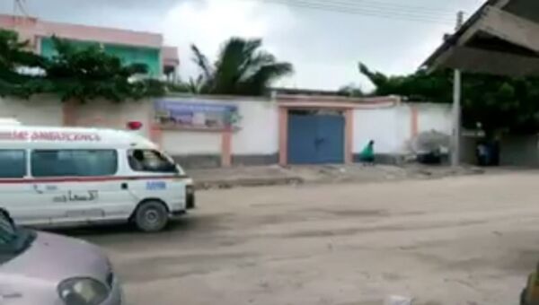 Звуки выстрелов раздавались в Могадишо после атаки боевиков на отель в Сомали
