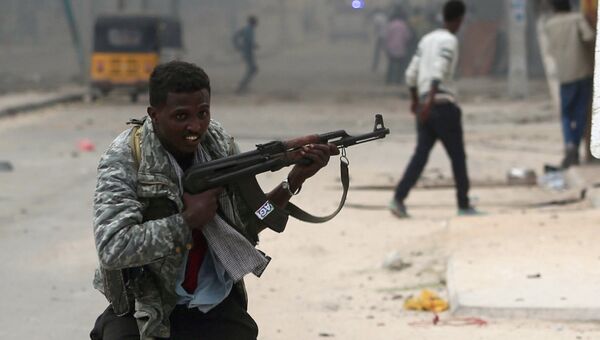 Солдаты армии Сомали во время перестрелки с боевиками Аш-Шабаб, 25 июня 2016