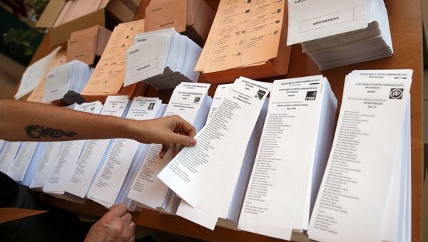 Избирательные бюллетени на участках во время выборов в Испании, Мадрид, 26 июня 2016