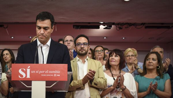 Лидер испанских социалистов Педро Санчес выступает с речью после прошедших выборов