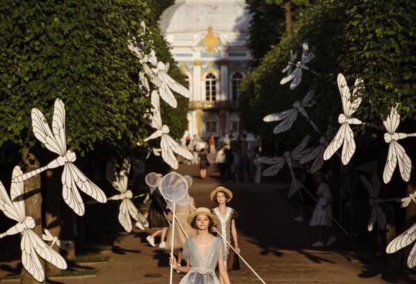 Модели представляют коллекцию Леонида Алексеева во время театрализованного шоу-дефиле Царское село. Русский стиль