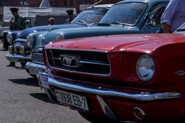 Автомобили Ford Mustang, Москвич 403, ГАЗ-21 Волга на старте гонки старинных автомобилей Bosch Moskau Klassik