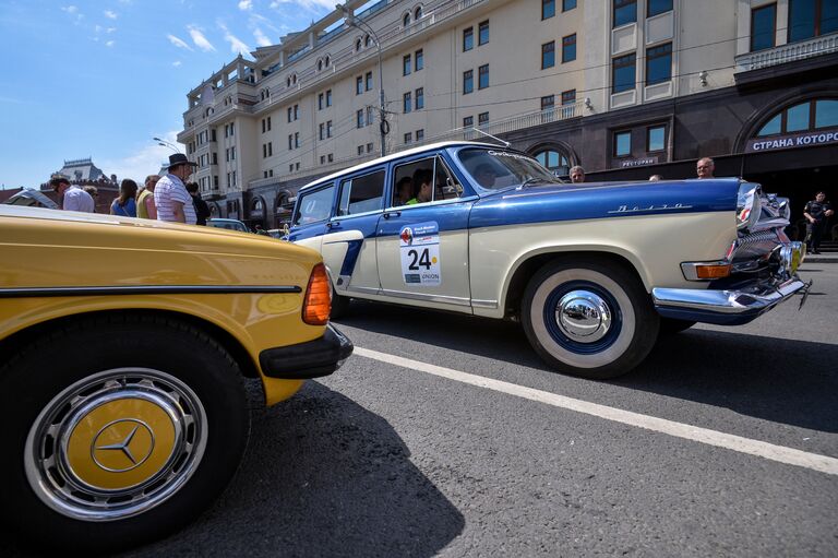 Автомобиль ГАЗ-22 на старте гонки старинных автомобилей Bosch Moskau Klassik