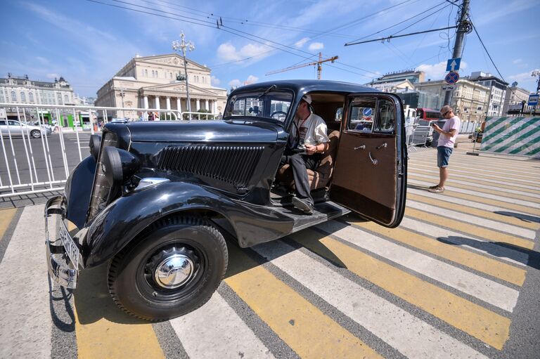 Автомобиль ГАЗ-М-1 Эмка на старте гонки старинных автомобилей Bosch Moskau Klassik