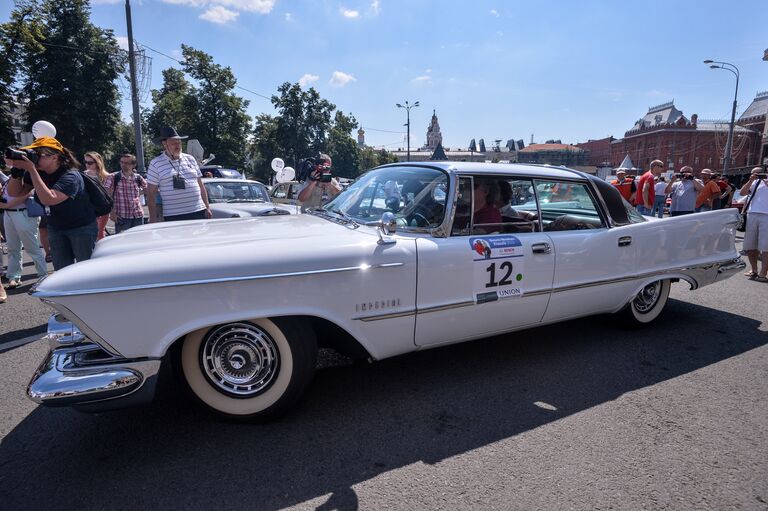 Автомобиль Cadillac Imperial на старте гонки старинных автомобилей Bosch Moskau Klassik