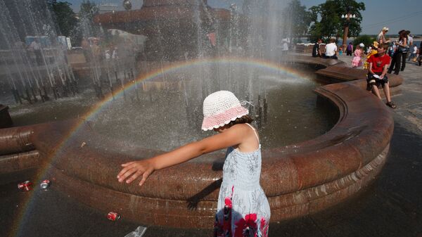 Жители Волгограда купаются в фонтане во время жары. Архивное фото